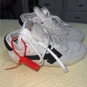 OFF-WHITE C/O VIRGIL ABLOH white and black